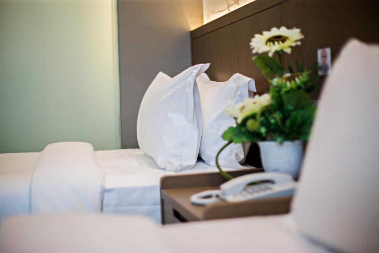 Grand Flora Hotel Malacca Екстер'єр фото